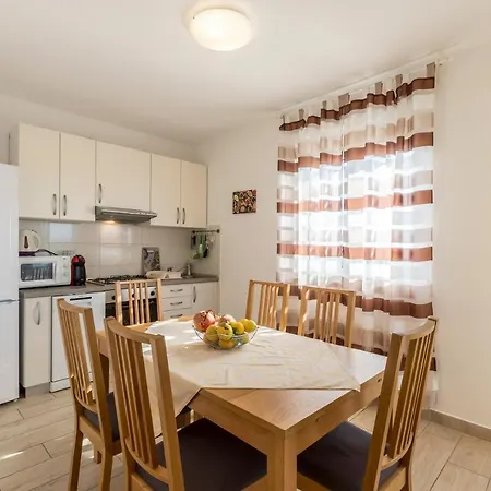 Apartment Sa Terasom 250m Od Plaze,parking,wi Fi,rostilj Trogir