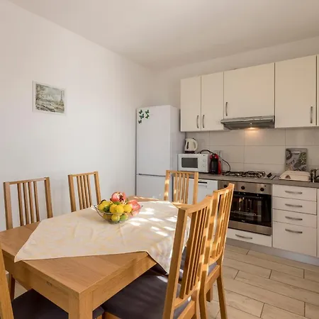 Sa Terasom 250m Od Plaze,parking,wi Fi,rostilj Apartment Trogir