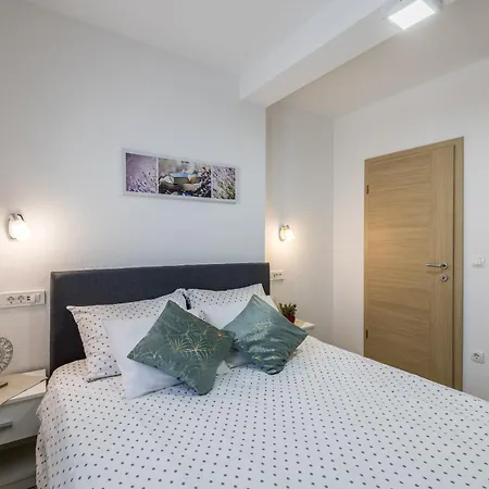 Sa Terasom 250m Od Plaze,parking,wi Fi,rostilj Apartment Trogir