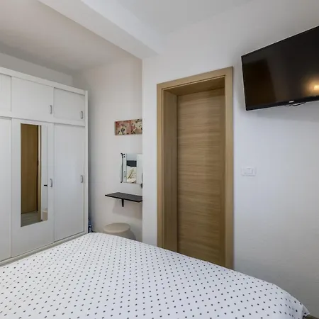 Sa Terasom 250m Od Plaze,parking,wi Fi,rostilj Apartment