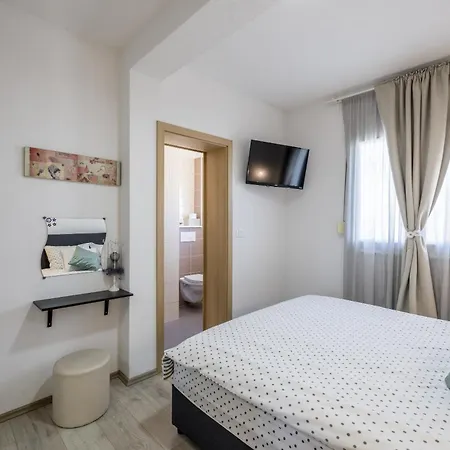 Apartment Sa Terasom 250m Od Plaze,parking,wi Fi,rostilj *