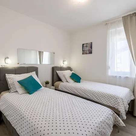 Apartment Sa Terasom 250m Od Plaze,parking,wi Fi,rostilj Trogir